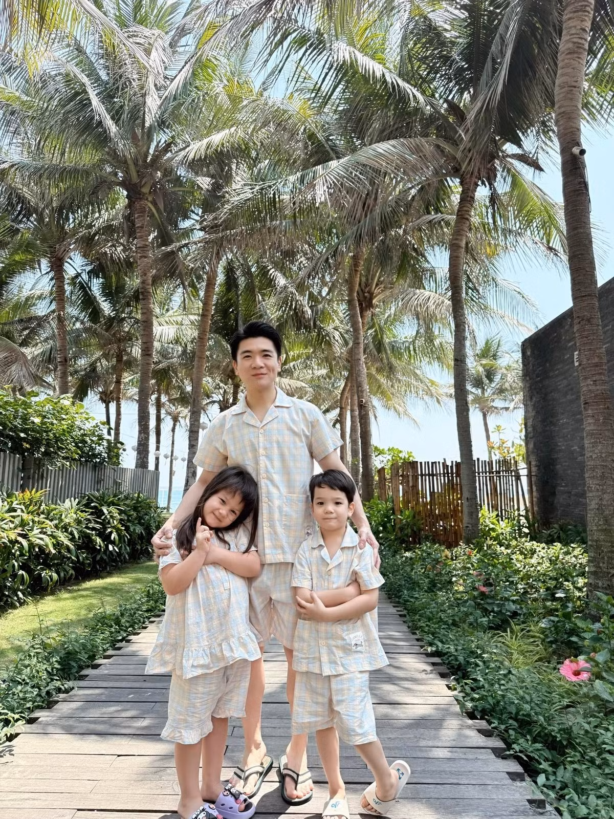 Dù bận rộn với công việc điều hành doanh nghiệp lớn, nhưng thiếu gia nhà bầu Hiển luôn cố gắng dành nhiều thời gian bên các con. Ảnh: FB Đỗ Quang Vinh