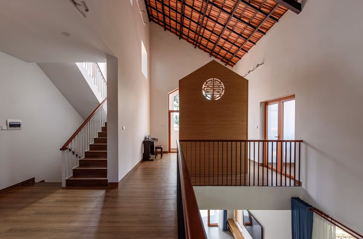 Tầng trên sử dụng vật liệu gỗ tông nâu đồng bộ. Ảnh: Lonton Studio