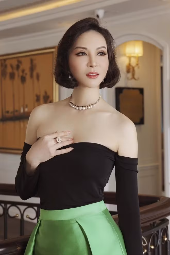 Ở tuổi 52, người đẹp 7X vẫn giữ được nét trẻ trung, quyến rũ cùng vóc dáng thon thả. Ảnh: FBNV