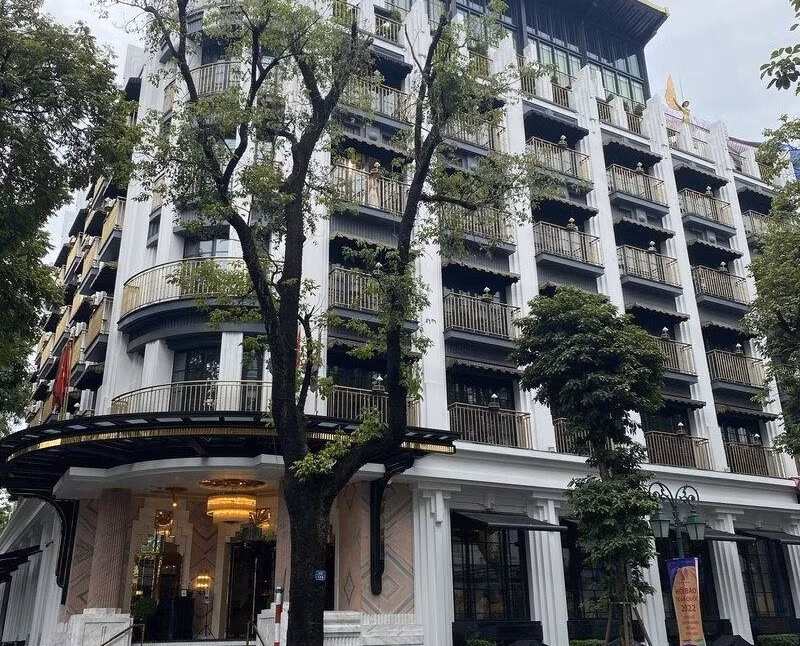 Mặt tiền khách sạn mang âm hưởng Art Nouveau – dòng kiến trúc nghệ thuật nổi tiếng đầu thế kỷ XX, kết hợp đường nét tinh tế của kiến trúc Pháp cổ. Ảnh: Dulichxanh
