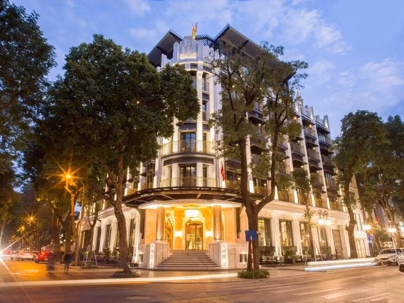 Tọa lạc ở vị trí độc đáo ngay trung tâm Hà Nội, Capella Hanoi gây ấn tượng bởi phong cách kiến trúc giao thoa giữa Đông Dương và châu Âu hiện đại. Ảnh: Yiwin