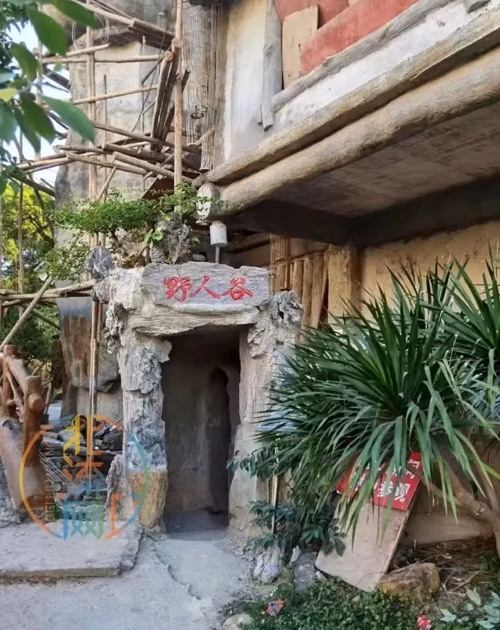 Tòa nhà 10 tầng, cao hơn 30 mét, pha trộn phong cách Trung Hoa, châu Âu và Đông Nam Á, với mỗi tầng mang một chủ đề riêng biệt. Ảnh: Renee