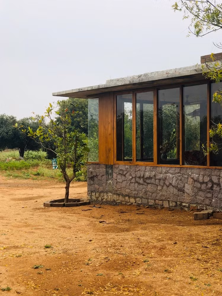 Tiêu chí thiết kế nhà là càng ở lâu càng đẹp và luôn được kết nối hài hòa với thiên nhiên xung quanh. Ảnh: Ricken Desai