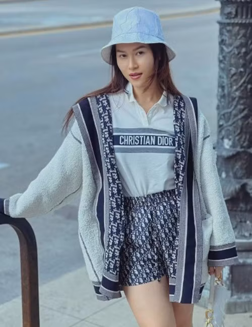 Bên cạnh đó, nữ diễn viên còn sở hữu bộ sưu tập túi xách và trang phục hàng hiệu đến từ các nhà mốt danh tiếng như Hermès, Chanel, Dior, Louis Vuitton... Ảnh: Facebook