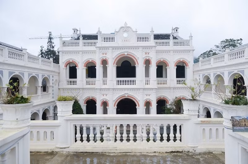 Sau trùng tu, màu vàng đậm rêu phong quen thuộc được thay bằng màu trắng sữa kết hợp với các chi tiết chân tường, họa tiết trang trí màu xanh ghi và đỏ gạch. Ảnh: Dân Việt