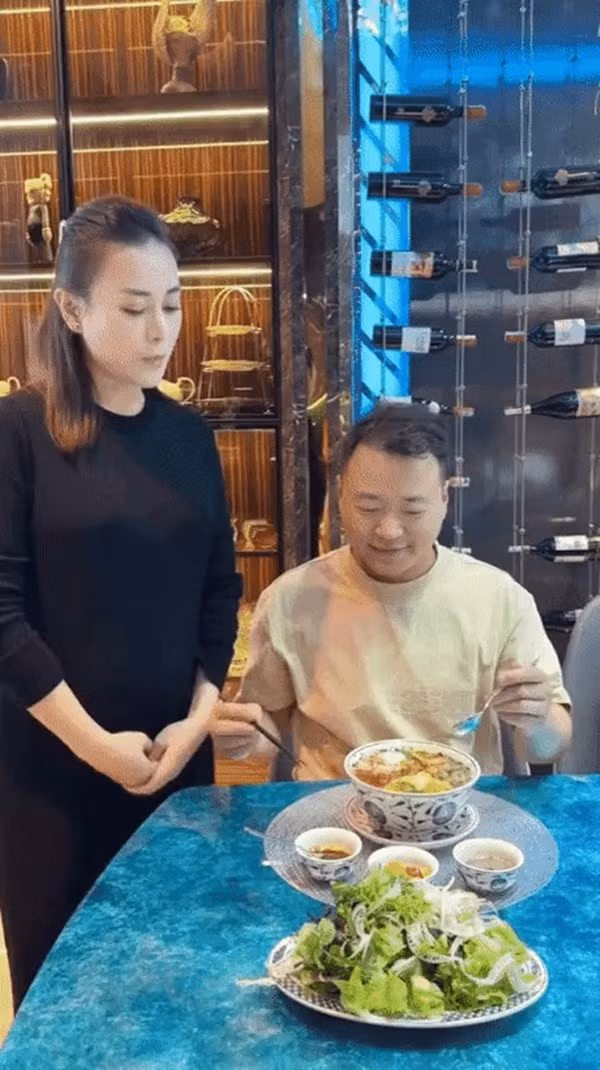 Bộ đèn chùm ánh sáng vàng dịu kết hợp kệ rượu treo tường bằng dây cáp tạo nên một “góc chill”. Ảnh: FBNV