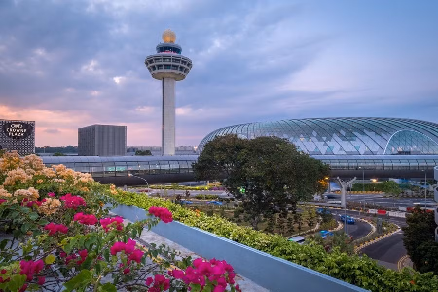 Theo Airport Technology, Changi của Singapore được coi là hình mẫu điển hình về sân bay trung chuyển. Dự án sân bay Changi được quyết định xây dựng từ năm 1975 để thay sân bay Paya Lebar quá tải. Ảnh: Architecturaldigest