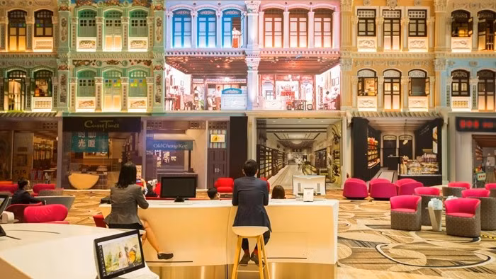 Sân bay Changi còn có một trung tâm thương mại kết hợp, biến nơi đây thành một khu phức hợp giải trí và mua sắm khổng lồ mang tên Jewel Changi. Ảnh: Getty Images
