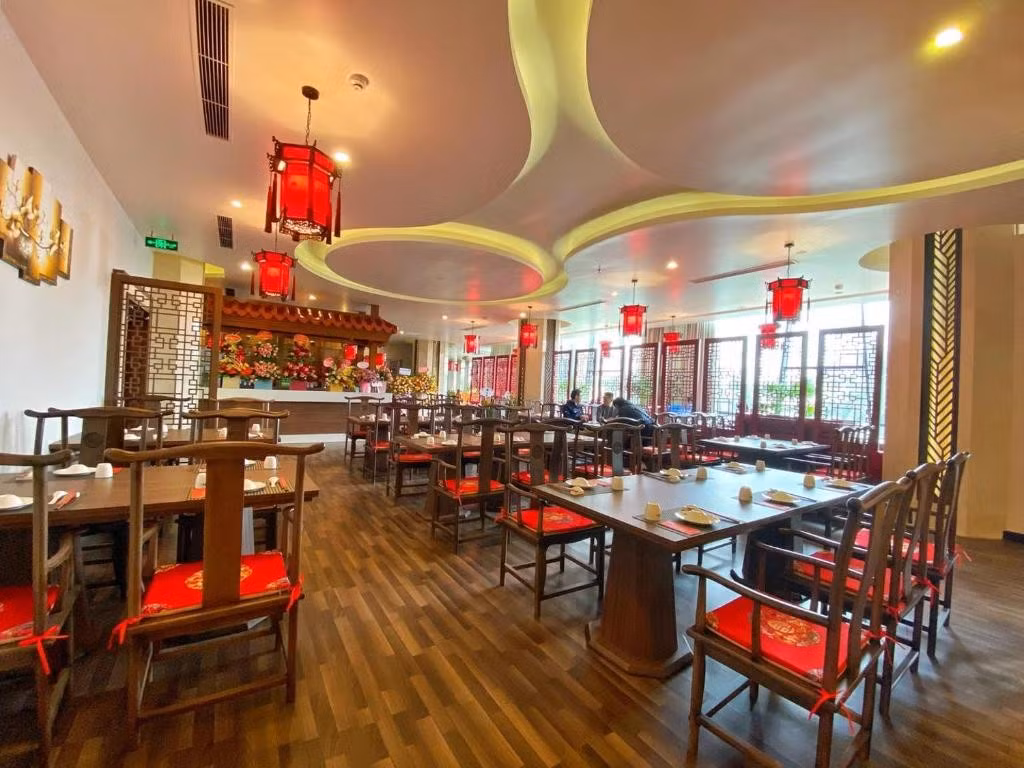 Khách sạn có 2 nhà hàng. Ảnh: Booking