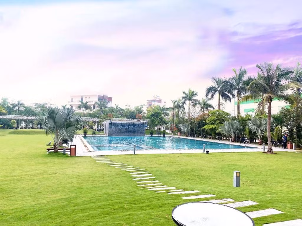 Khu vực bể bơi trong khuôn viên khách sạn. Ảnh: Booking