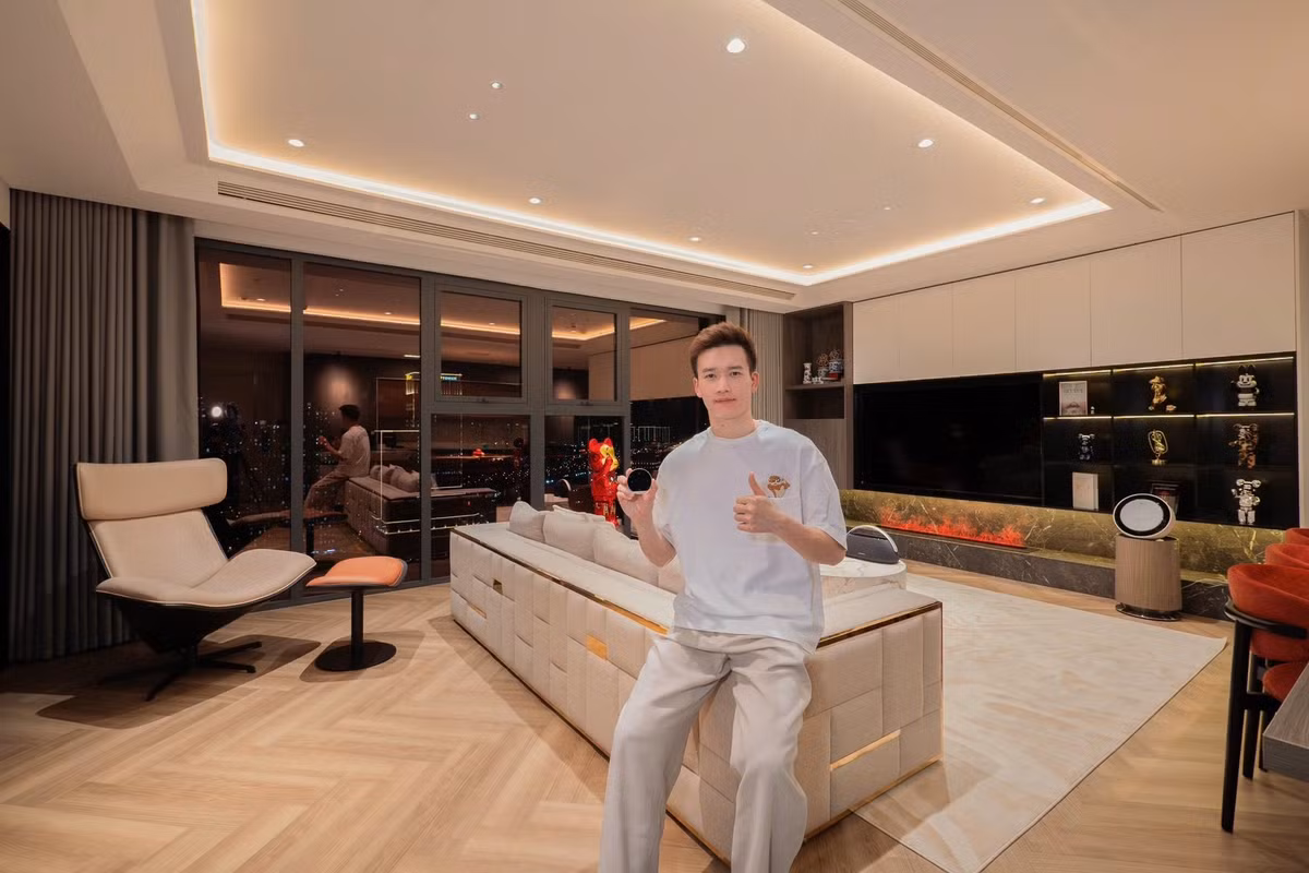 Căn hộ có thiết kế ấm áp và hiện đại, với hai gam màu nâu - be chủ đạo cùng ánh sáng mềm mại. Ảnh: FB Hoàng Đức