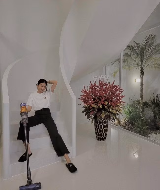 Thanh Hằng thiết kế riêng hai cầu thang trong nhà, một dành cho gia đình và một dành cho khách. Ảnh: FBNV