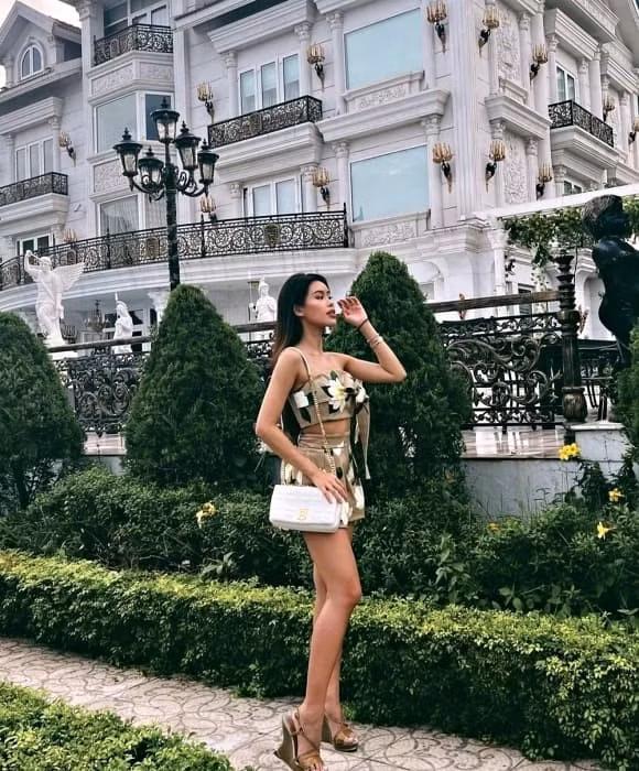 Nhìn từ bên ngoài, căn biệt thự nổi bật với gam màu trắng chủ đạo, bao quanh là hàng cây xanh mát. Ảnh: FBNV