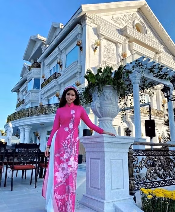 Kiến trúc căn biệt thự mang hơi hướng cổ điển, được bao bọc bởi những hàng cây xanh mát tạo nên tổng thể hài hòa và đẳng cấp. Ảnh: FBNV