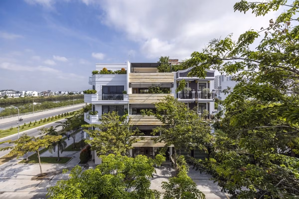 Trong bối cảnh đô thị hóa nhanh chóng tại các thành phố ở Việt Nam, VCN Nha Trang House là một ví dụ điển hình cho sự kết hợp hài hòa giữa kiến trúc hiện đại và thiên nhiên tại tỉnh Khánh Hòa. Ảnh: Oki Hiroyuki