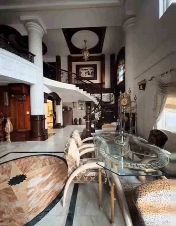 Cầu thang uốn cong mềm mại gợi liên tưởng đến sảnh một khách sạn hạng sang. Ảnh: Phunuso