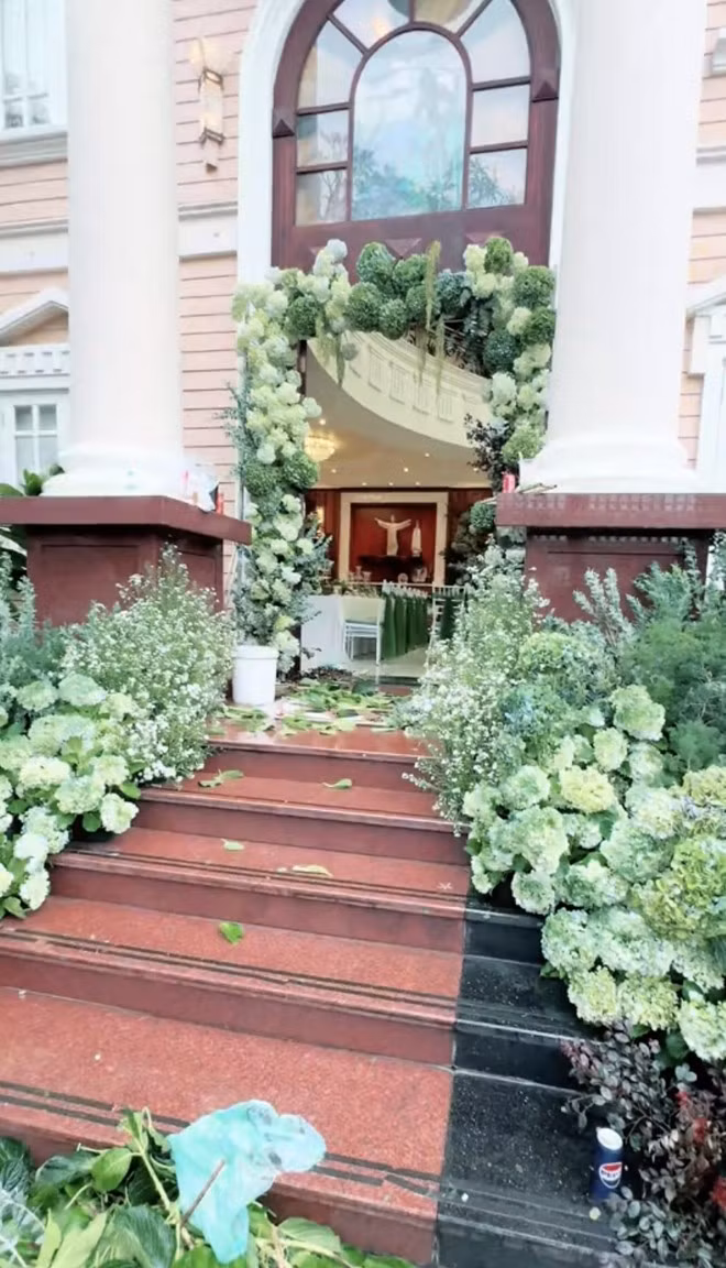 Bậc thềm để bước vào sảnh chính được trang hoàng, đính kết bằng hoa tươi cầu kỳ, hoành tráng. Ảnh: Facebook