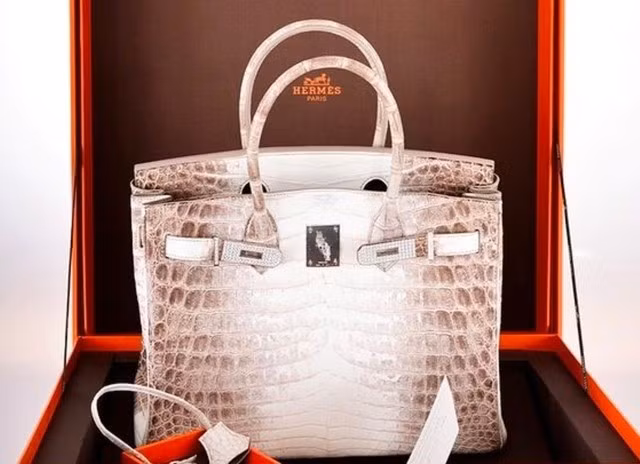 Hai chiếc túi xách của bà Trương Mỹ Lan gồm một túi Hermès màu trắng size 25, có đính đá màu trắng trên khóa và 1 túi Hermes màu trắng size 30, không đính đá hay vật liệu gì bên trên. Ảnh: Facebook