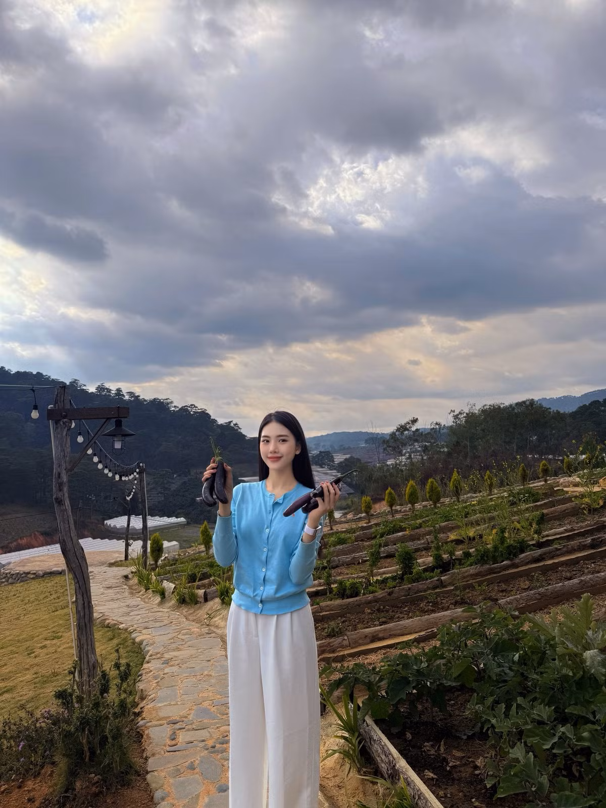 Rời xa nhịp sống hối hả, Hoa hậu Bùi Quỳnh Hoa chọn Đà Lạt làm nơi cư ngụ để sống chậm. Mới đây, người đẹp chia sẻ hình ảnh cơ ngơi tại xứ sở mộng mơ thu hút sự chú ý của nhiều người. Ảnh: FB Bui Quynh Hoa