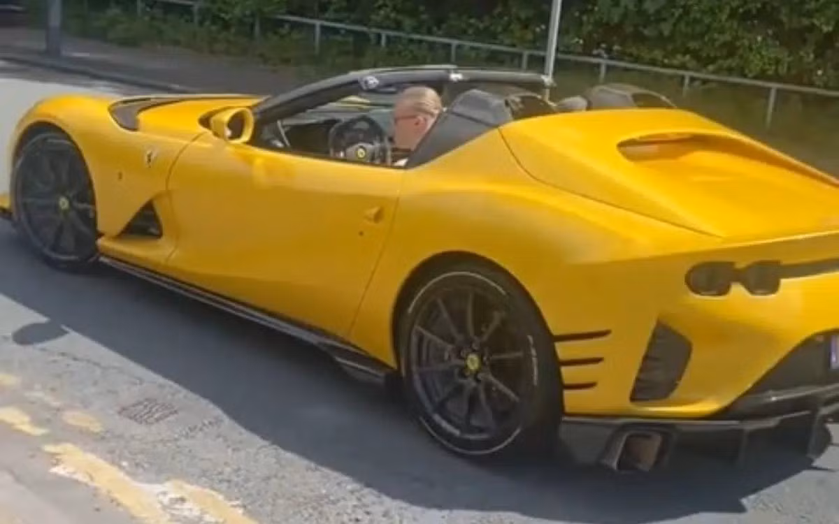 Hồi tháng 5, tiền đạo này cũng gây chú ý khi lái chiếc Ferrari 812 Superfast màu vàng với giá 320.000 bảng. Ảnh: Supercar Blondie