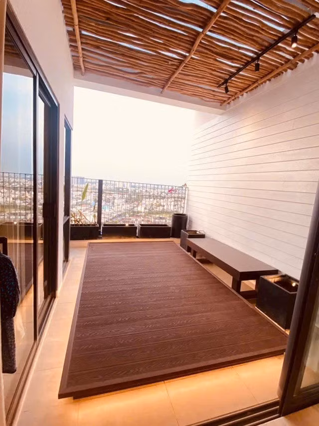 Sân thượng rộng rãi, có tầm view đẹp để ngắm cảnh thành phố. Ảnh: FBNV