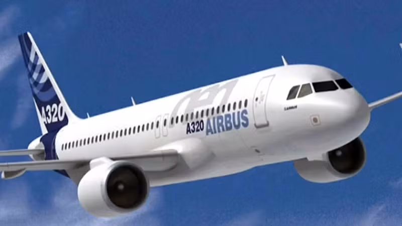Sự cố này nối dài chuỗi thách thức đối với mẫu máy bay bán chạy nhất của Airbus. Trước đó, hơn một nửa số máy bay A320 trên toàn thế giới phải cập nhật phần mềm do lỗ hổng khiến việc điều khiển máy bay có thể bị ảnh hưởng trong bão mặt trời. Ảnh: BNN Bloomberg