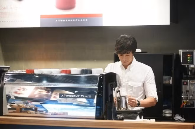 Nam diễn viên cũng là chủ của một cửa hàng cà phê nằm ở khu Apgujeong-dong thuộc quận Gangnam. Ảnh: Allkpop