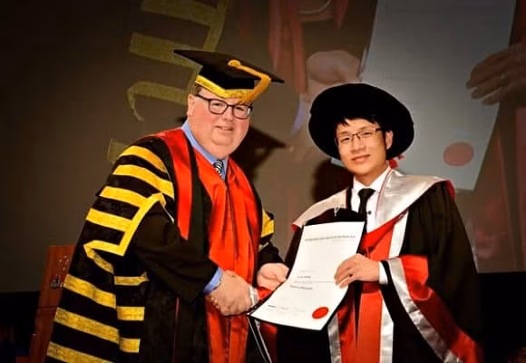 Sau chiến thắng ấn tượng tại Olympia, Lê Vũ Hoàng tiếp tục hành trình học tập và phát triển sự nghiệp tại Australia. Tại đây, Vũ Hoàng khẳng định bản thân trong lĩnh vực khoa học - công nghệ và được ngưỡng mộ bởi cuộc sống viên mãn. Ảnh: Facebook