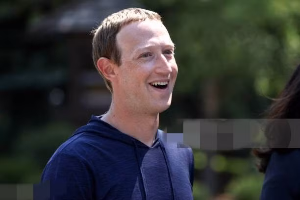 Tỷ phú công nghệ Mark Zuckerberg thường thức dậy lúc 8 giờ sáng và ngay lập tức kiểm tra Facebook, Facebook Messenger và WhatsApp trên điện thoại. Ảnh: Getty