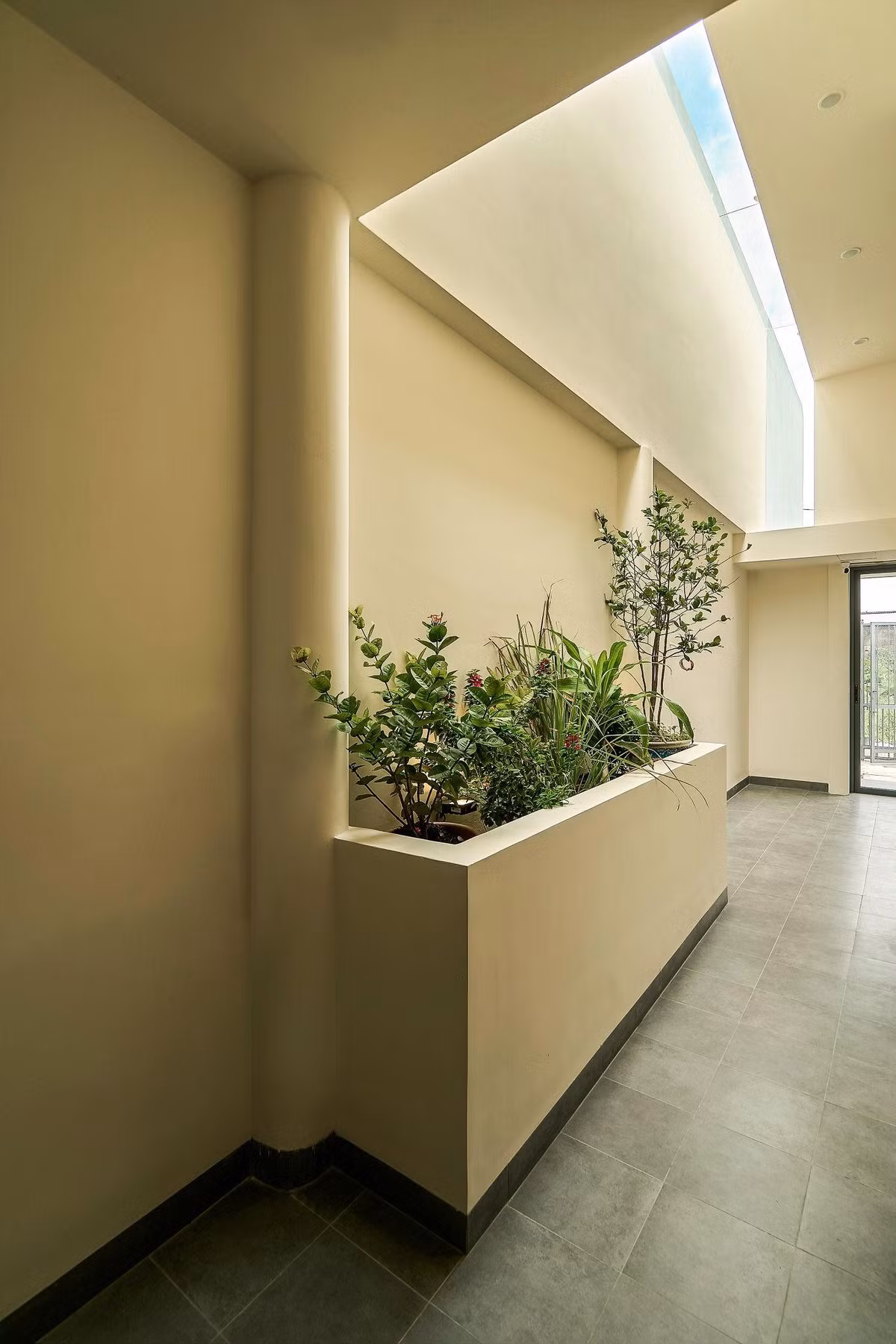 Nhà gồm 2 phòng ngủ, 1 vệ sinh, khu sinh hoạt, bếp ăn, sân vườn và 3 ô giếng trời nhằm tối ưu thông gió, lấy sáng. Ảnh: Nam Võ
