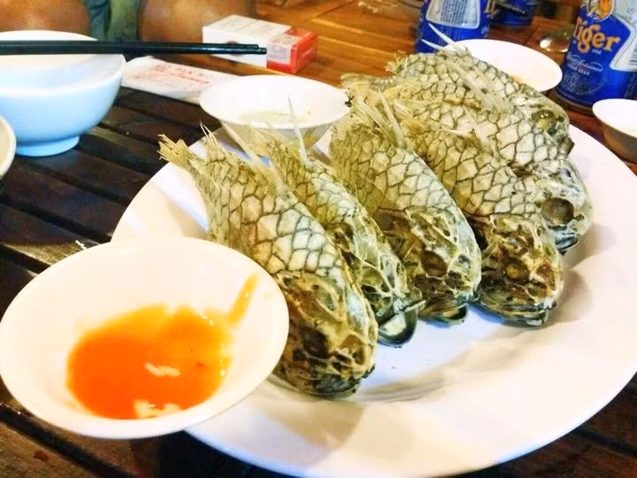 Khi nguồn cá tự nhiên giảm, nhu cầu thưởng thức đặc sản bản địa lại tăng cao, khiến cá mãng cầu trở thành món ăn được nhiều người tìm mua. Ảnh: Internet