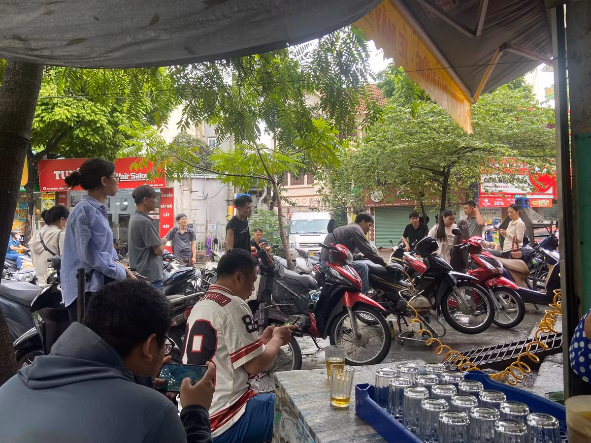 Không chỉ tối qua, sáng sớm nay, nhiều cửa hàng sửa xe cũng rất đông khách. Ảnh: FB Quân Vũ