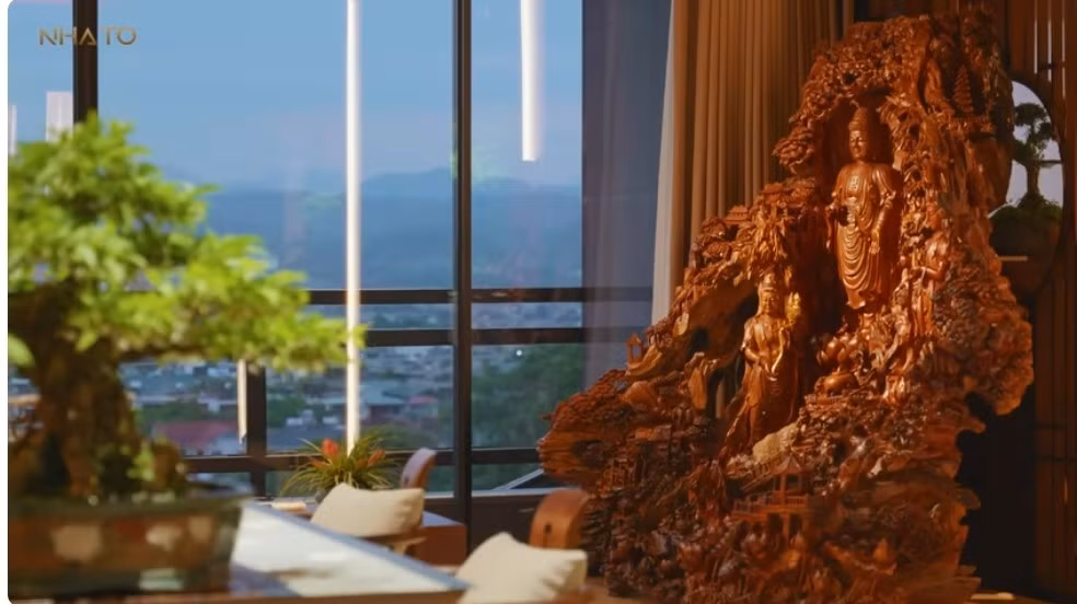 Ngoài chòi thưởng trà ngắm cá, phòng trà tiếp khách, căn biệt phủ còn có một phòng trà dành riêng cho gia chủ. Ảnh chụp màn hình NhaTo