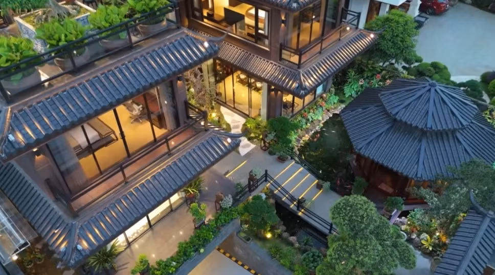 Đây gọi là nghệ thuật thưởng trà, ngắm cá, dưỡng tâm với hồ cá, cây xanh và chòi nổi trên mặt nước. Ảnh chụp màn hình NhaTo