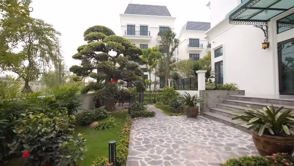 Biệt thự rộng 500m2, diện tích xây dựng 200m2, còn lại là đất trồng cây xanh, sân vườn. Ảnh chụp màn hình