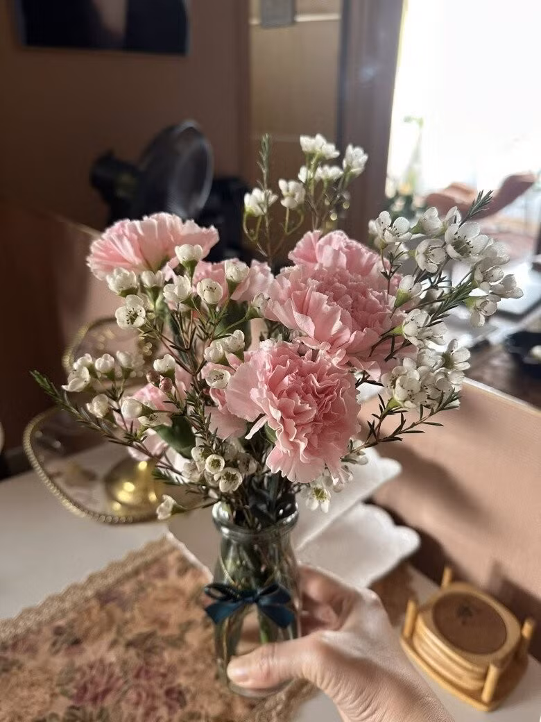 Mỗi mùa, Thu Phượng thay đổi các loại hoa khác nhau để làm mới không gian. Ảnh: FBNV