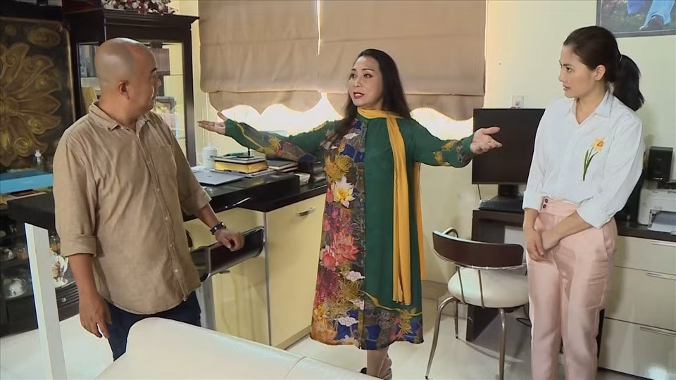 Góc làm việc nhỏ gọn với đầy đủ các thiết bị cần thiết như máy tính để bàn, tủ, bàn ghế...Ảnh: MCV