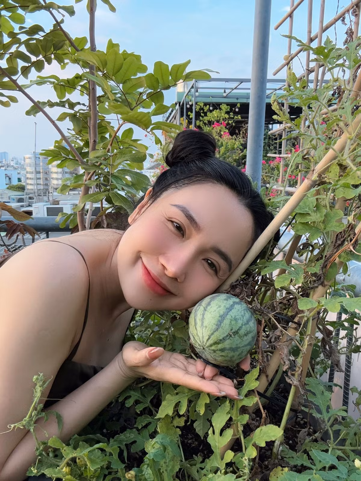 Viên Vibi là gương mặt quen thuộc trên mạng xã hội, được khán giả đặt biệt danh "bà trùm nông sản Bình Thuận" bởi là nhà sáng tạo nội dung về mảng ẩm thực, ăn uống. Ảnh: FB Viên Vibi