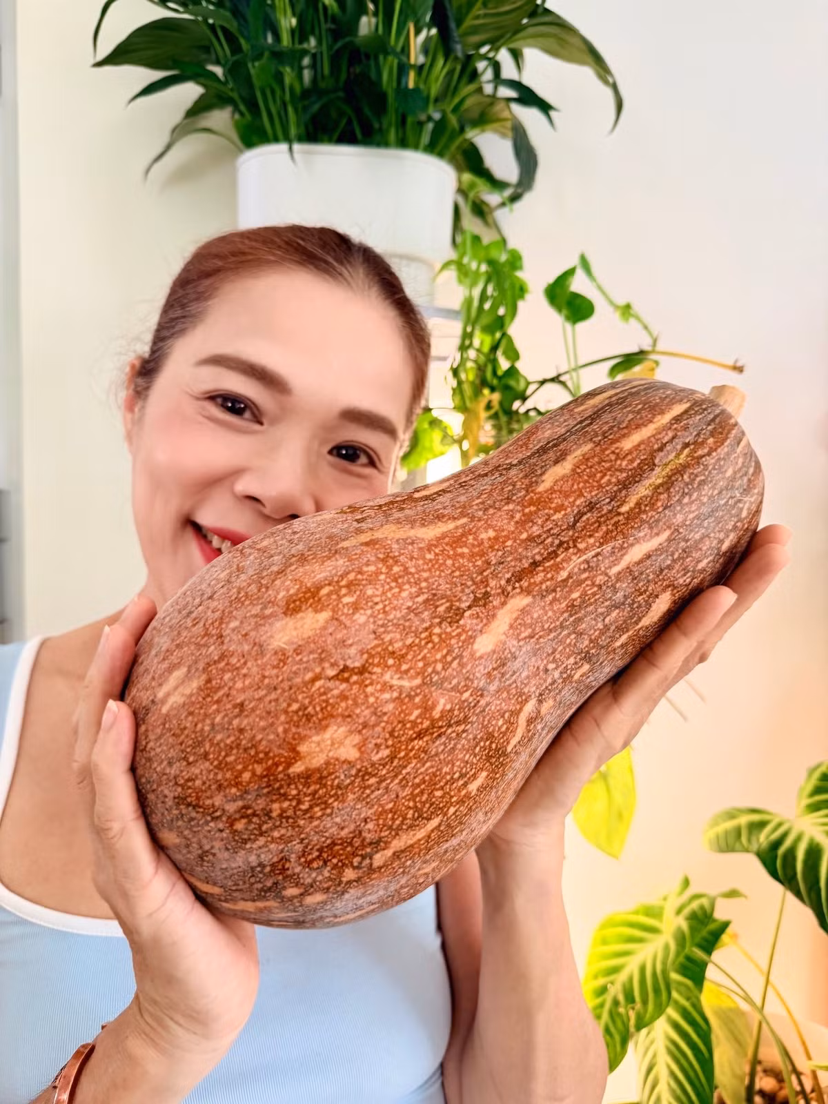 Quả bí đỏ hồ lô nặng hơn 4kg thu hoạch trong vườn nhà Mỹ Lệ. Ảnh: FB Hoàng Thị Mỹ Lệ