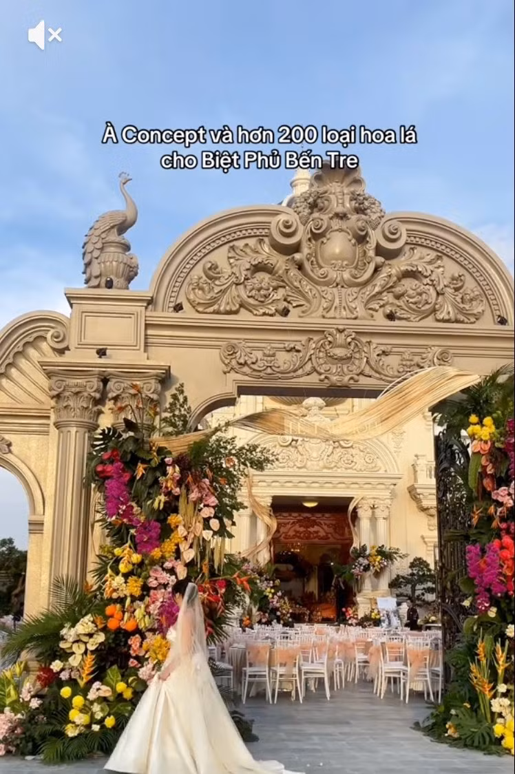 Trong lễ cưới, căn biệt thự được trang trí ngập tràn hoa tươi, tạo nên khung cảnh rực rỡ, xa hoa. Ảnh: @a.concept.sg
