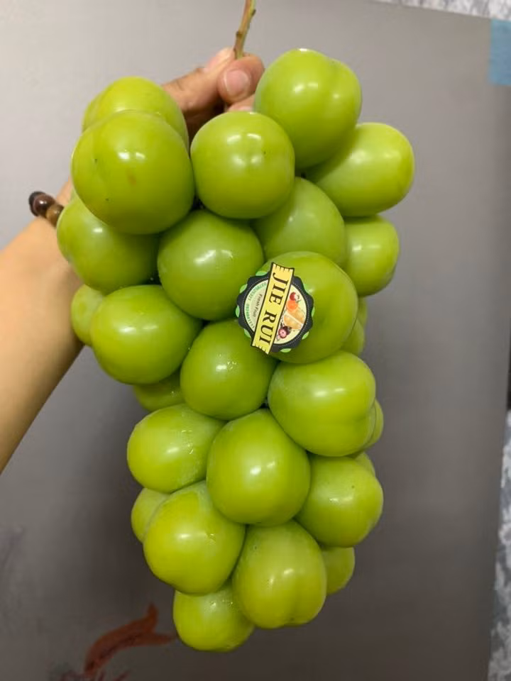 Bán nho sữa với giá 65.000 đồng/kg, chị Duyên (Hà Nội) bán được vài chục thùng mỗi ngày. Ảnh: Facebook