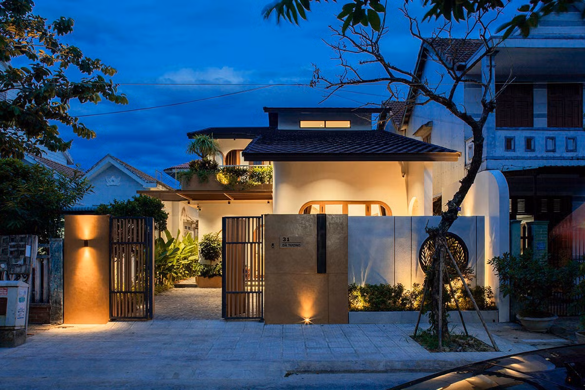 Đêm xuống, ngôi nhà trở thành điểm nhấn trong khu phố nhờ hệ thống chiếu sáng kiến trúc được bố trí hợp lý. Ảnh: Khánh Nguyễn