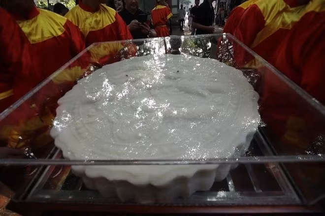 Cặp bánh gồm bánh nướng và bánh dẻo, có đường kính 0,95m, dày 0,2m, được rước từ Đền Ngọc Sơn đến Tượng đài Lý Thái Tổ. Ảnh: Internet