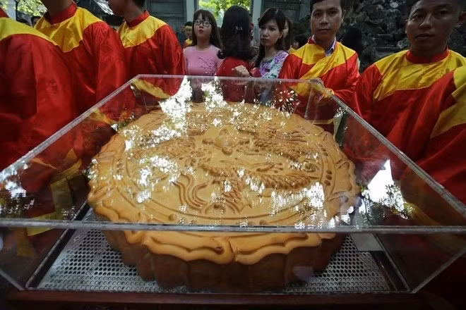 Tại Việt Nam, cặp bánh trung thu nặng 3 tạ là cặp bánh trung thu to nhất Việt Nam, được Tổ chức Kỷ lục Việt Nam (VietKings) xác nhận kỷ lục vào năm 2019. Ảnh: Internet