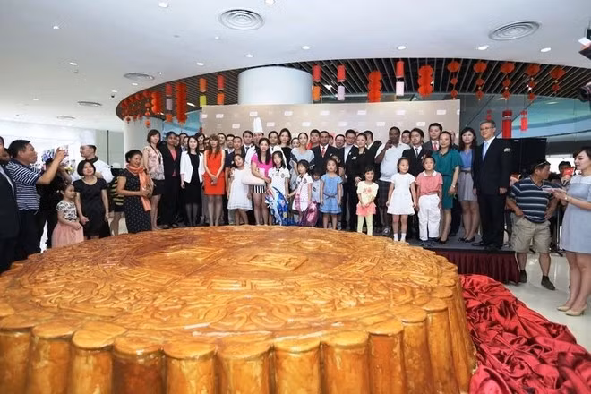 Cũng tại Trung Quốc, năm 2013, một chiếc bánh trung thu nặng 2.496kg, đường kính 2,57m, đã được làm bởi 15 đầu bếp chuyên nghiệp trong thời gian 3 ngày. Ảnh: Sina