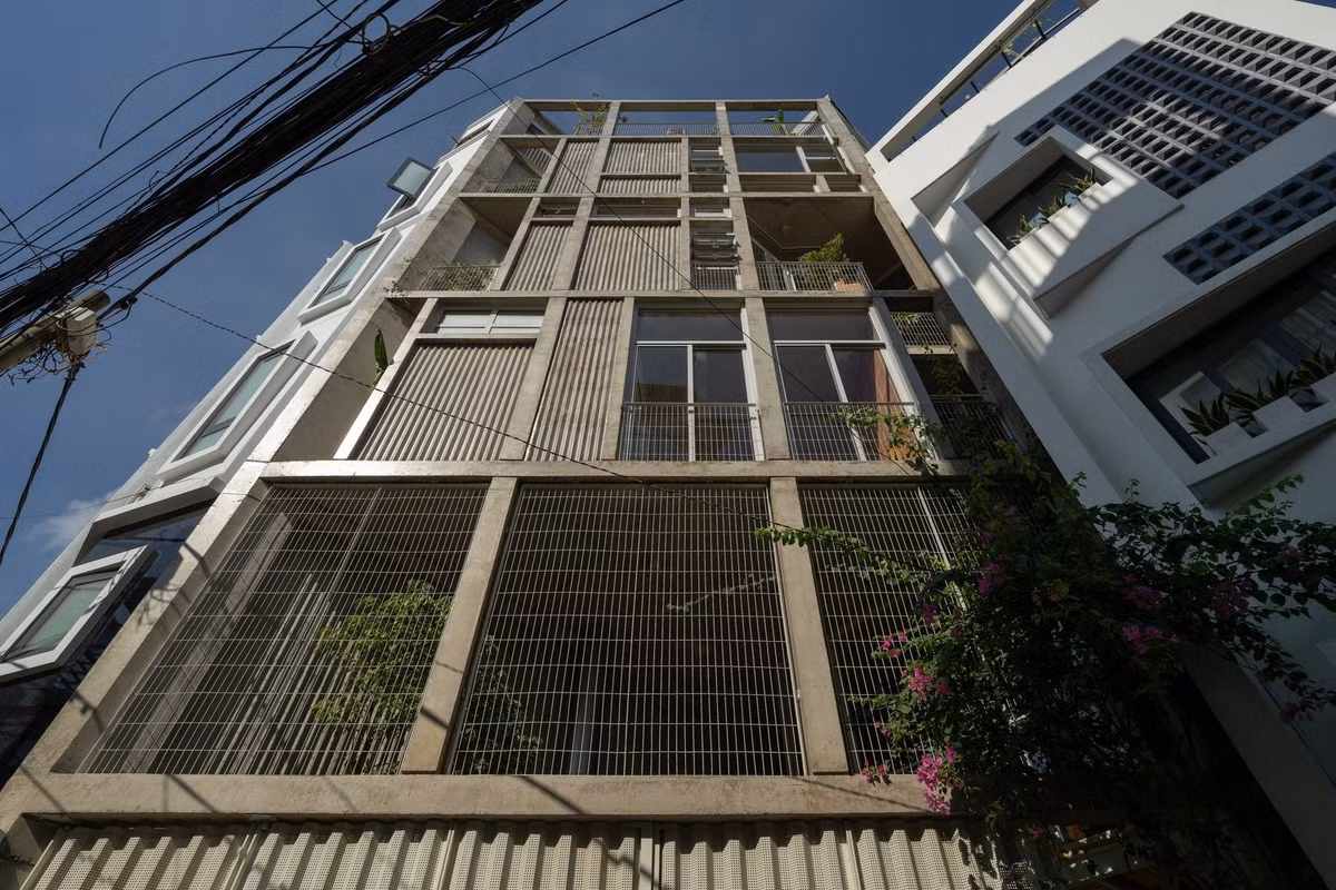 Cổng và cửa lưới thép tăng cường sự thông thoáng, xóa nhòa ranh giới giữa nhà và ngõ. Ảnh: Quang Dam