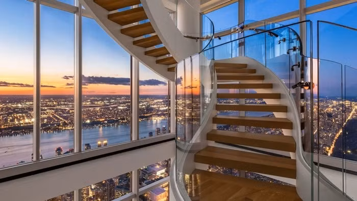 Căn penthouse có diện tích khoảng 1.600 m2, trải dài qua ba tầng từ tầng 129 đến tầng 131, được thiết kế như một “dinh thự trên không”. Ảnh: Evan Joseph