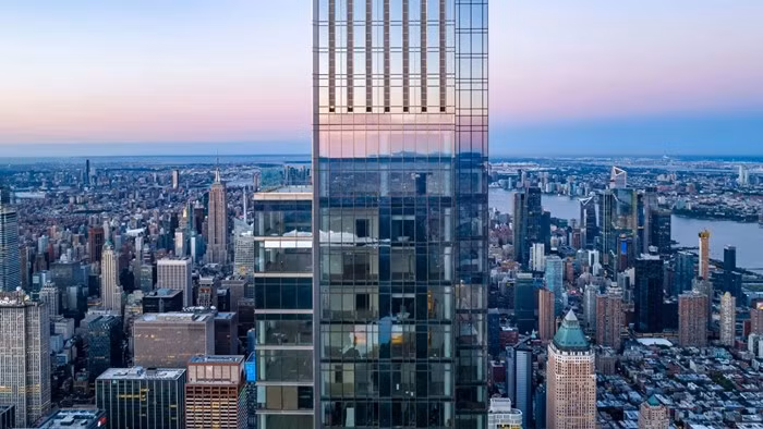 Căn penthouse trên đỉnh tòa nhà dân cư cao nhất thế giới Central Park Tower ở New York (Mỹ) thu hút sự chú ý khi được niêm yết với giá 250 triệu USD (tương đương hơn 6.500 tỷ đồng). Ảnh: CNBC
