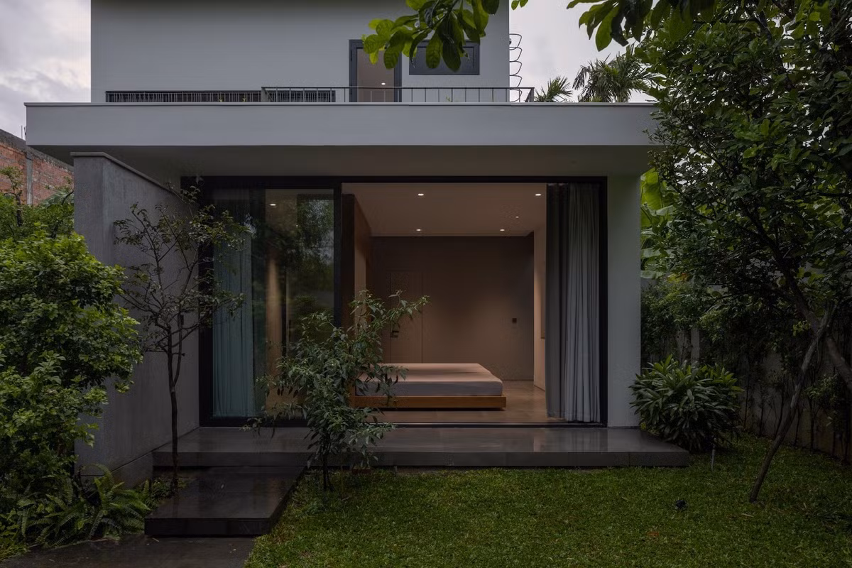 Phòng ngủ tầng 1 hướng ra khu vườn xanh mát. Ảnh: Hoang Le – Chimnon studio