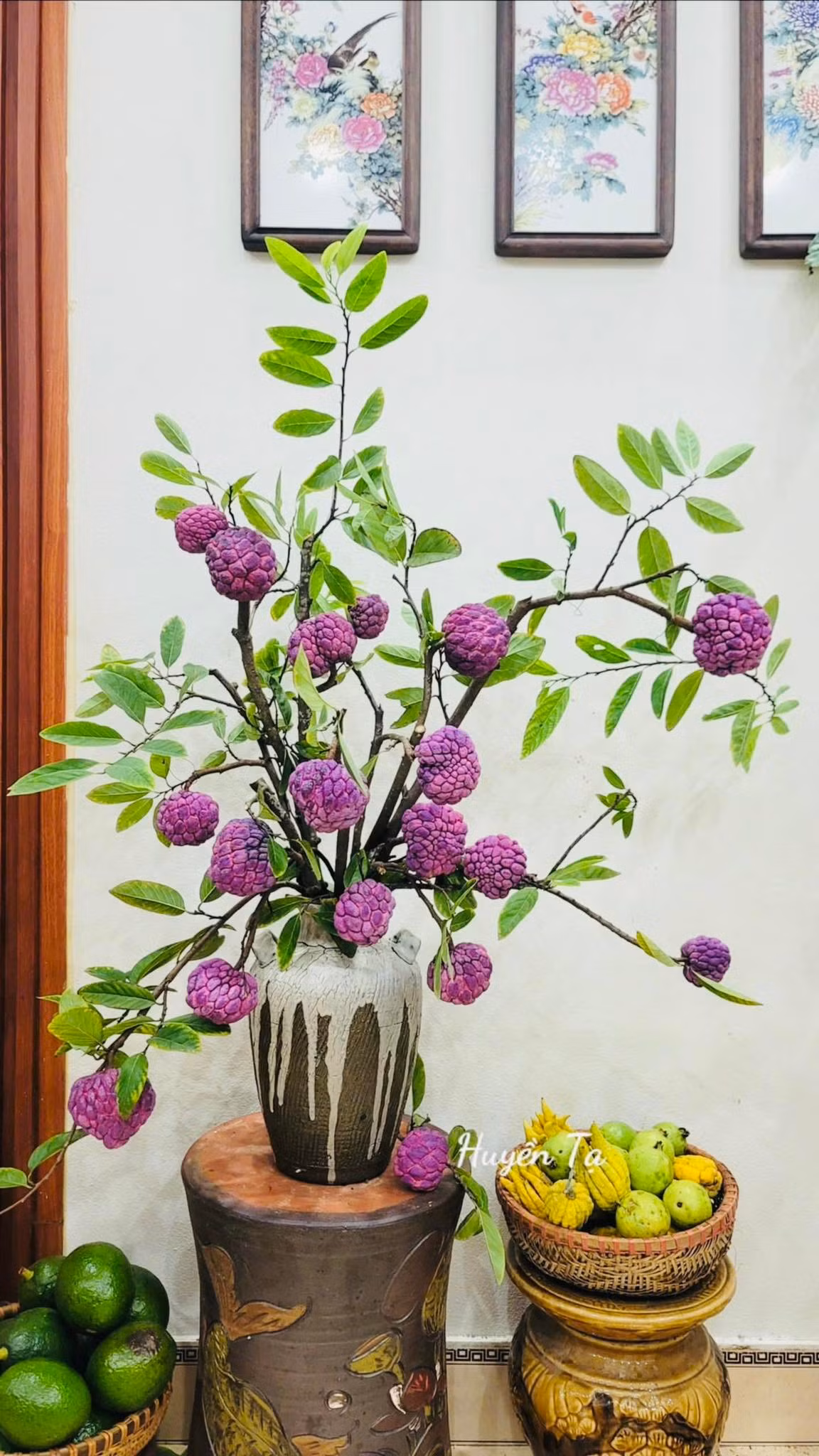 Bình na tím tạo nên một vẻ đẹp khác về loại quả vốn dĩ tưởng chỉ để ăn. Ảnh: FB Huyền Tạ